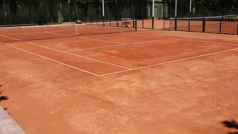 fırçalanmış qırmızı torpaq kortu, kənar oturacaqları ilə