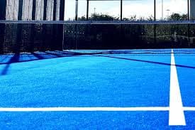 şüşə divarlı padel kortları, qaranlıqda işıqlandırılmış